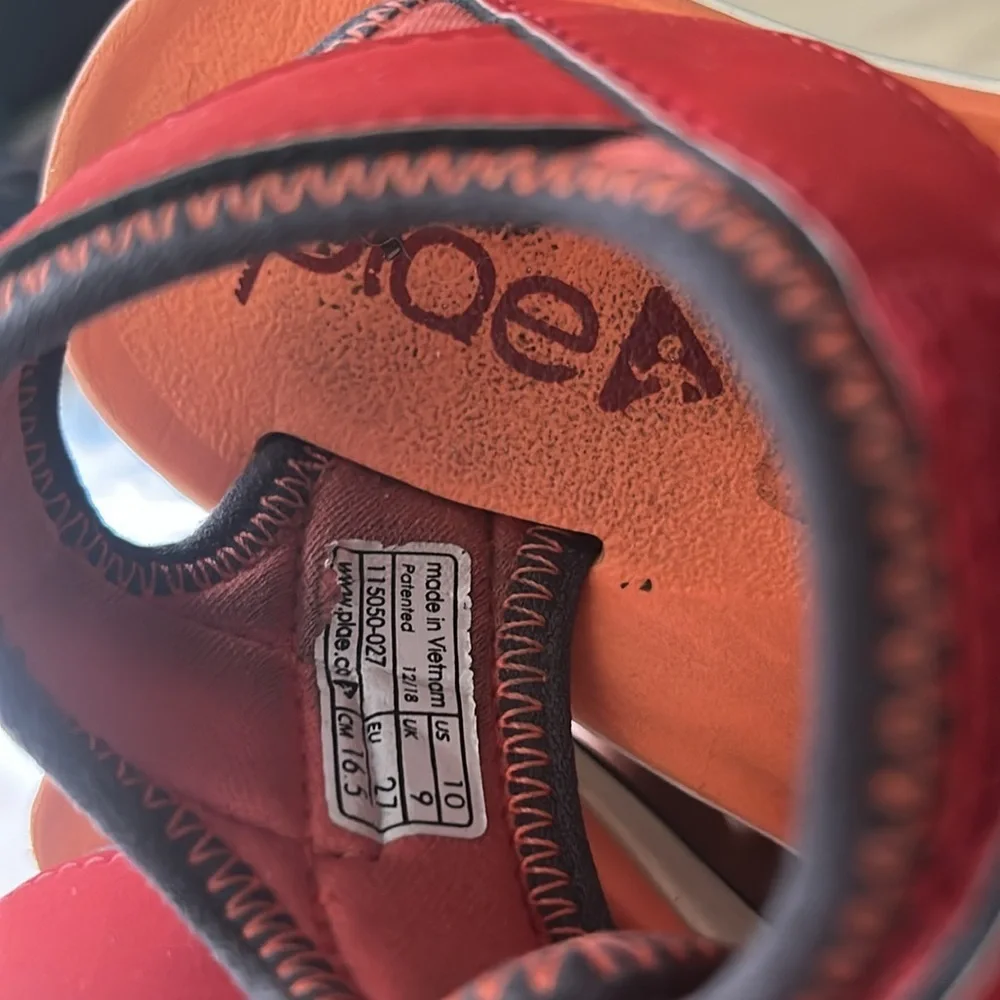 Plae Wes Voltage Red. Size 10 Toddler Voltage red
